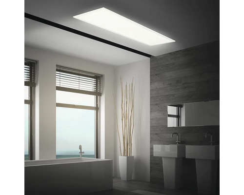 Modernes Badezimmer mit rechteckiger Deckenleuchte, Doppelwaschbecken und Badewanne