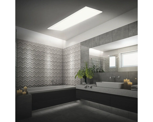 Salle de bain moderne avec baignoire, lavabo et plafonnier rectangulaire