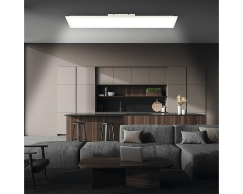 Salon moderne avec kitchenette, éclairé par un plafonnier rectangulaire