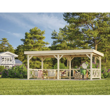Pergola en bois clair avec mobilier de jardin et barbecue dans le jardin