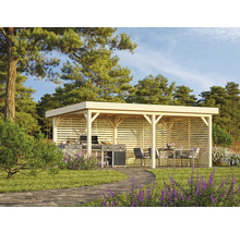 Pavillon de jardin en bois autoportant avec barbecue, table et chaises dans un jardin.