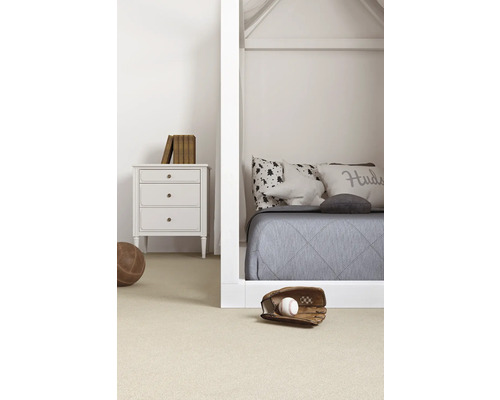 Chambre d''enfant avec lit, table de chevet et jouets sur le tapis