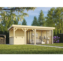 Abri de jardin moderne avec façade en verre et véranda en bois sur une pelouse.