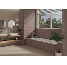 Salle de bain moderne avec lavabos sur poutres en bois et baignoire sous une fenêtre