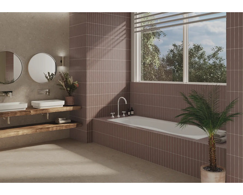 Modernes Badezimmer mit Waschtischen auf Holzbalken und Badewanne unter einem Fenster