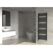 Modernes Badezimmer mit Waschtisch, Badewanne und Handtuchwärmer