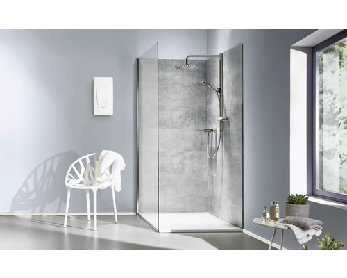 Helles Badezimmer mit Duschkabine, Durchlauferhitzer und Sitzgelegenheit