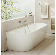 Badezimmer mit Badewanne, Armatur und Handtüchern