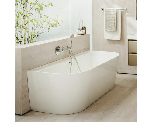 Badezimmer mit Badewanne, Armatur und Handtüchern