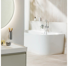 Badezimmer mit Badewanne, Waschtisch und Spiegel
