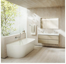 Helles Badezimmer mit Badewanne, Waschtisch mit Doppelwaschbecken und Spiegel