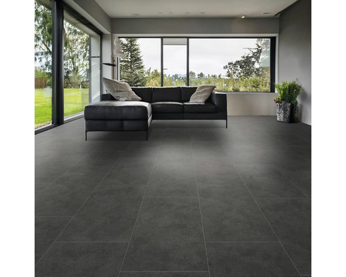 form&style Feinsteinzeug Wand- und Bodenfliese MODENA antracite 30,5 x 61,5 x 0,74 cm Modernes Wohnzimmer mit großformatigen, grauen Bodenfliesen und einer schwarzen Ledercouch