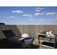 Terrassenszene mit Liegestuhl, Sessel und Sichtschutzelement