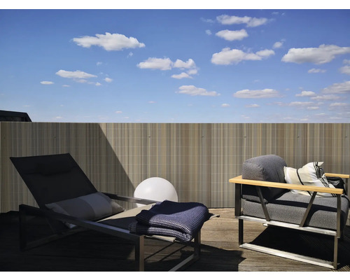 Terrassenszene mit Liegestuhl, Sessel und Sichtschutzelement
