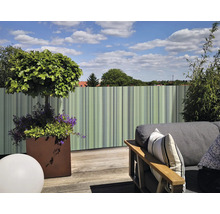 Terrasse mit Sichtschutzzaun, Pflanzkübel und Sitzgelegenheit