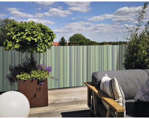 Terrasse avec pare-vue, jardinière et coin salon