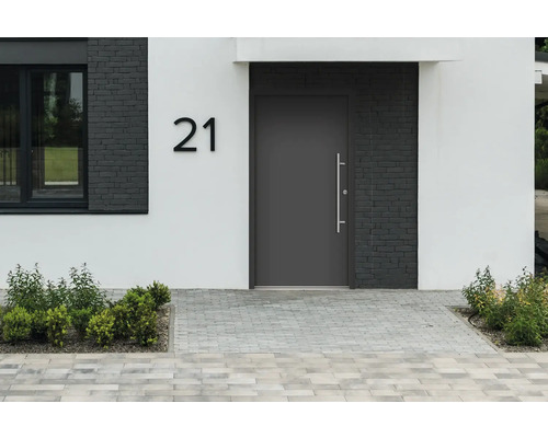 Fassade eines Hauses mit Haustür, Fenster und Hausnummer 21