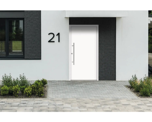 Modernes Haus mit weißer Eingangstür und Hausnummer 21