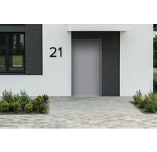 Porte d''entrée grise dans une façade de maison moderne avec le numéro 21.