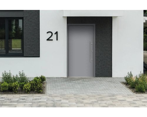 Graue Haustür in einer modernen Hausfassade mit Hausnummer 21.
