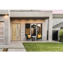Maison moderne avec porte d''entrée, fenêtres et coin salon extérieur