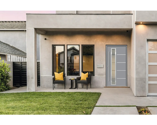 Moderne Hausfassade mit Haustür, Fenstern und Sitzgelegenheit im Aussenbereich