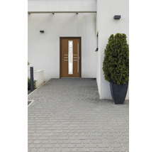 Moderne Haustür mit Glaseinsatz und Pflastersteinen im Aussenbereich