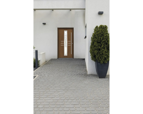 Moderne Haustür mit Glaseinsatz und Pflastersteinen im Aussenbereich
