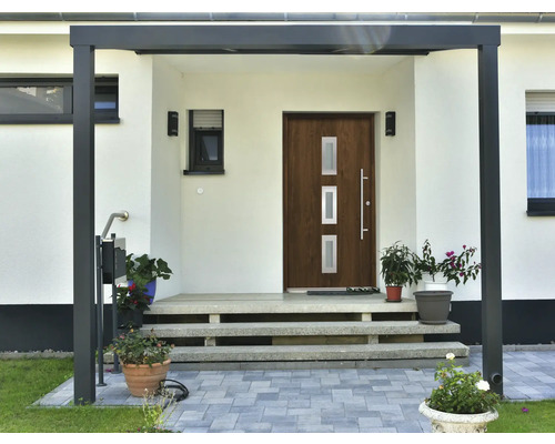 Eingangsbereich eines Hauses mit Haustür, Treppe und Überdachung