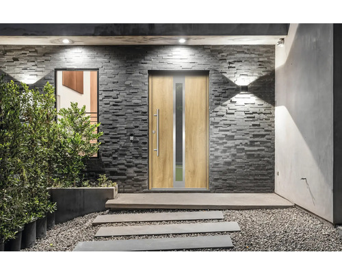 Extérieur d''une maison avec une porte d''entrée avec un panneau de verre et éclairage extérieur