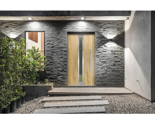 Espace d''entrée avec porte d''entrée, fenêtre et mur en pierre