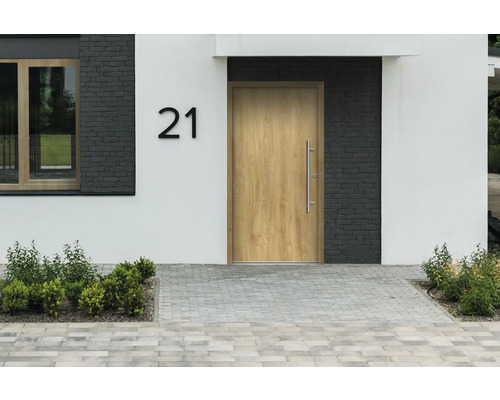 Ansicht eines Hauses mit Haustür, Hausnummer und gepflastertem Gehweg.