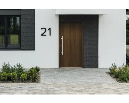 Hausfassade mit Haustür, Hausnummer 21 und Pflasterweg