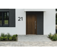 Aussenansicht eines Hauses mit Haustür und Hausnummer 21