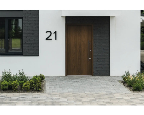 Aussenansicht eines Hauses mit Haustür und Hausnummer 21