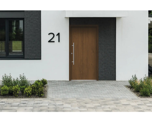 Vordereingang eines modernen Hauses mit Haustür, Hausnummer 21 und gepflastertem Weg