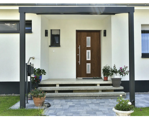 Espace d''entrée d''une maison avec porte d''entrée, escalier et auvent