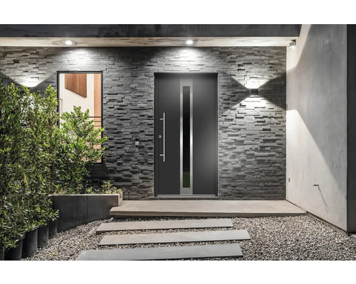Eingangsbereich eines Hauses mit einer modernen Haustür, Steinwand und dekorativen Elementen
