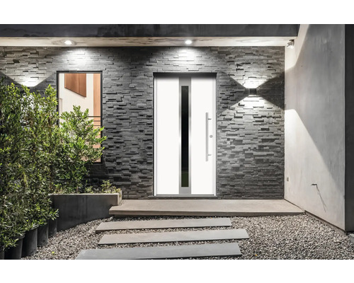 Espace d''entrée avec porte d''entrée blanche, mur en pierre naturelle et chemin de dalles.