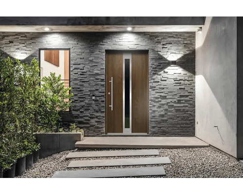 Façade de maison moderne avec porte d''entrée, fenêtre et parement en pierre