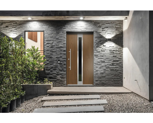 Außenansicht eines Hauses mit Haustür, Fenster und Steinverkleidung.