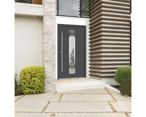 Moderne Haustür mit Glaseinsatz und Seitengriff in einem hellen Haus