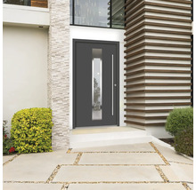 Moderne Haustür mit Glasausschnitt und geradem Griff in einer Hausfassade.