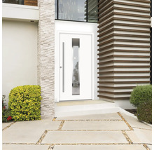 Moderne Haustür mit Glaseinsatz und Seitengriff in einem hellen Haus