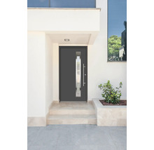 Moderne Haustür mit Glaseinsatz und Edelstahlgriff in einem hellen Gebäude.