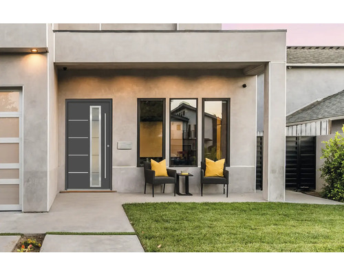 Moderne Hausfassade mit Haustür, Fenstern und Sitzbereich auf der Veranda