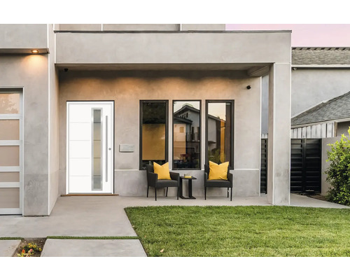 Façade de maison avec porte d''entrée, fenêtres et sièges