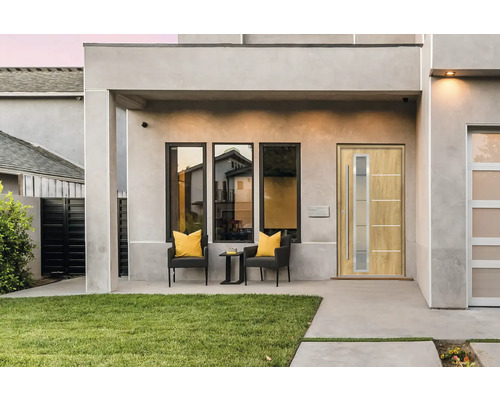 Façade de maison moderne avec porte d''entrée, fenêtres et sièges sur la terrasse