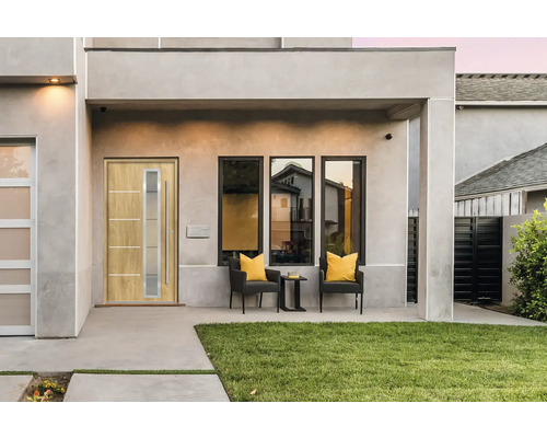 Façade de maison avec porte d''entrée, fenêtres et sièges extérieurs