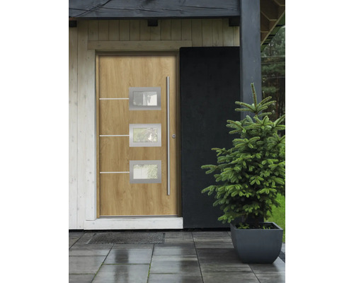 Porte d''entrée moderne en bois avec trois vitrages rectangulaires et une longue poignée verticale.